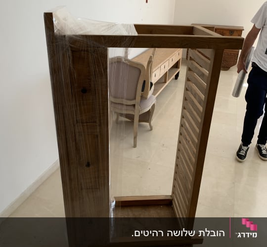 רהיט עץ עטוף בניילון על גלגלים